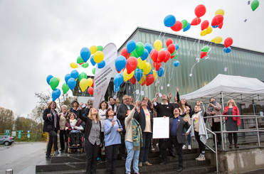 Luftballonstart mit Botschaften zu den Menschenrechten als Abschluss