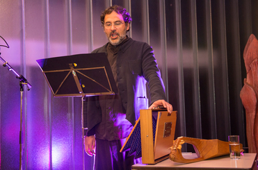 Ausklang mit Musik aus Katalonien, Antoni Madueno mit typischem Folkloreinstrument
